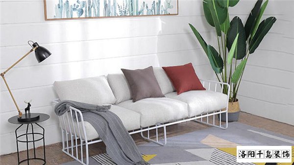 洛陽裝修公司哪家好又便宜？北歐風(fēng)沙發(fā)搭配技巧